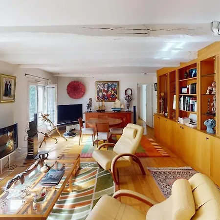 Marais Two Bedroom Haven Apartment