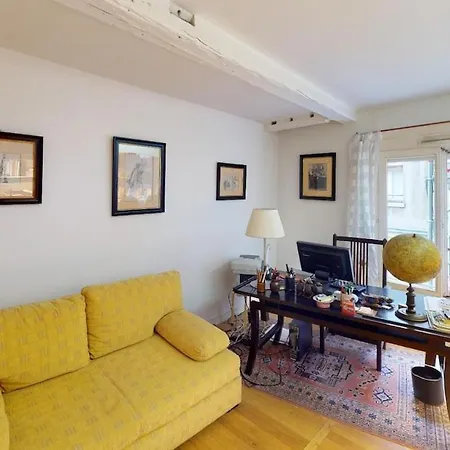 Marais Two Bedroom Haven *